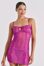 Φόρτωση εικόνας στο εργαλείο προβολής Συλλογής, Γυναικείο sexy νυχτικάκι Milena Paris ελληνικής κατασκευής από δαντέλα και τούλι με φιογκάκι και μεταλλική καρδούλα, σε φούξια χρώμα – περιλαμβάνει δαντελένιο string.
