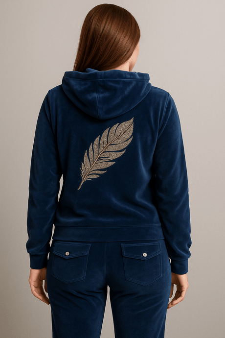 Velvet Feather – Γυναικεία βελουτέ φόρμα Secret Point σε μπλε χρώμα με σχέδιο φτερού στην πλάτη | evaunderwear
